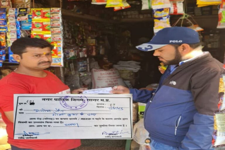 कचरा खुद बताएगा मैं किसके द्वारा फेका गया हूँ, पहचानकर चालान करें व दुकान का लाइसेंस निरस्त करें- निगमायुक्त