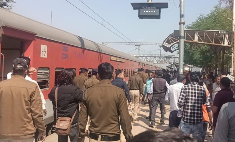 कामायनी एक्सप्रेस में बम की सूचना, बोगियां खाली कराई गई