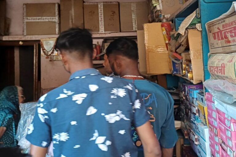 सागर में निगम टीम ने पटाखा दुकान को सील किया