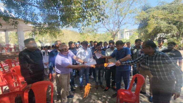 अमानक दवाओं की आपूर्ति के खिलाफ बुंदेलखंड मेडिकल कॉलेज के चिकित्सकों का प्रदर्शन