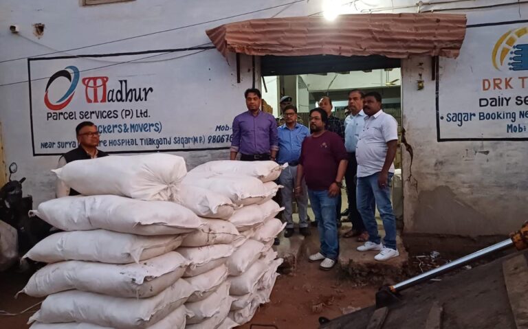 निगमायुक्त ने अमानक पॉलिथीन की गोदाम पर छापा मारा, डेढ़ लाख रु चलाना बनाया