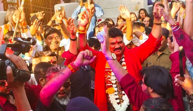 सिंधी कैंप में आयोजित शिव जी के विवाह कार्यक्रम में शामिल हुए मंत्री गोविंद राजपूत मंत्र मुग्ध होकर झूमे