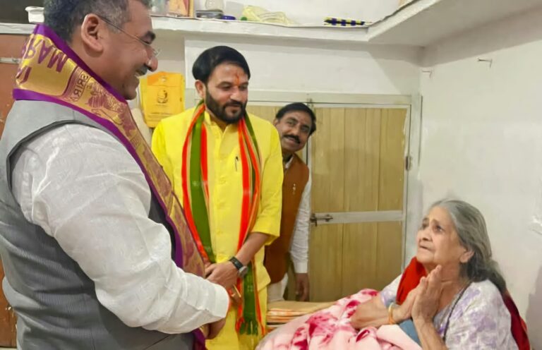 जिला अध्यक्ष श्याम तिवारी के निवास पर पहुँचे संगठन महामंत्री हितानंद शर्मा माँ से लिया आशिर्वाद