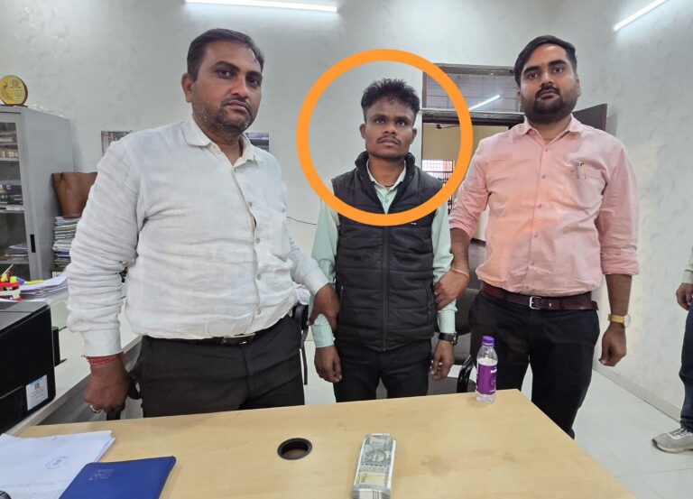 EOW ने नामान्तरण के एवज़ में 50 हजार रु की रिश्वत लेते SDM का बाबू रंगे हाथों गिरफ्तार किया