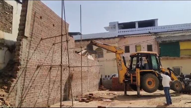 सागर में बड़ा हादसा टला, मोराजी जी जैन मंदिर के सामने निर्माणाधीन दीवार गिरी