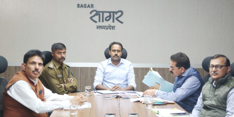 माध्यमिक शिक्षा मंडल भोपाल की परीक्षा पूरी निष्पक्षता, ईमानदारी एवं निर्देशों का पालन करते हुए संपन्न कराएं – कलेक्टर संदीप जी आर