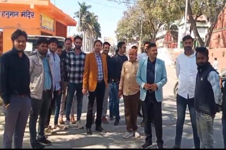 सागर में करणी सैनिकों ने मुख्य चिकित्सा एवं स्वास्थ्य अधिकारी कार्यालय पर किया प्रदर्शन