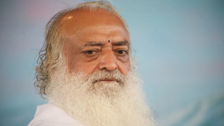 जमानत की शर्तों का उलंघन, आसाराम कर रहा प्रवचन, सेवक लोभान की दे रहें धूनी