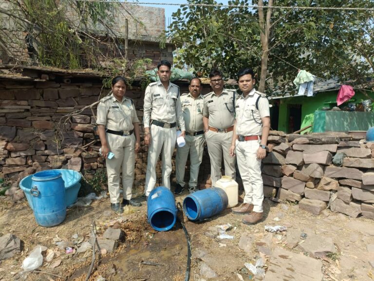 आबकारी विभाग द्वारा दबिश देकर कच्ची मदिरा सहित महुआ लहान जब्त किया
