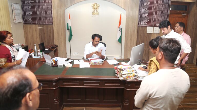 कलेक्टर ने सीएम हेल्पलाइन शिकायतकर्ता को समक्ष में सुना, शिकायतों का किया निराकरण