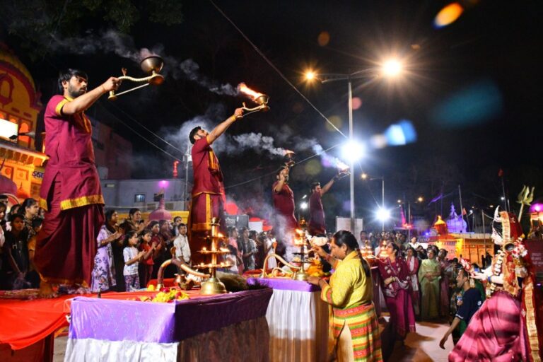 सागर के चकराघाट स्थित विट्ठल मंदिर पर हुई गंगा आरती में बड़ी संख्या में उपस्थित श्रद्धालुओं ने धर्म लाभ लिया