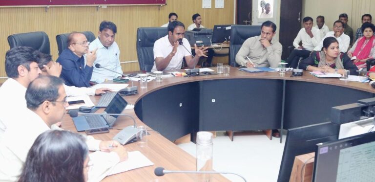 कोटवारों को मिली शासकीय भूमि को संरक्षित एवं सुरक्षित रखने कलेक्टर के निर्देश