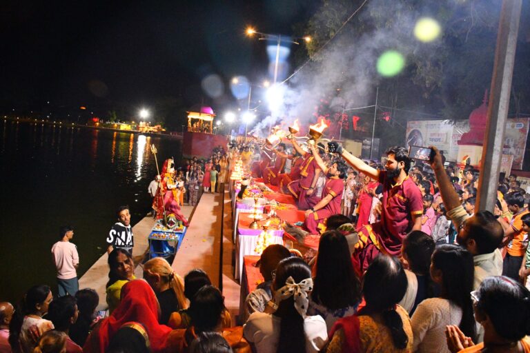 चकराघाट स्थित विट्ठल मंदिर के सामने हुई गंगा आरती में बड़ी संख्या में उपस्थित श्रद्धालुओं ने धर्म लाभ लिया