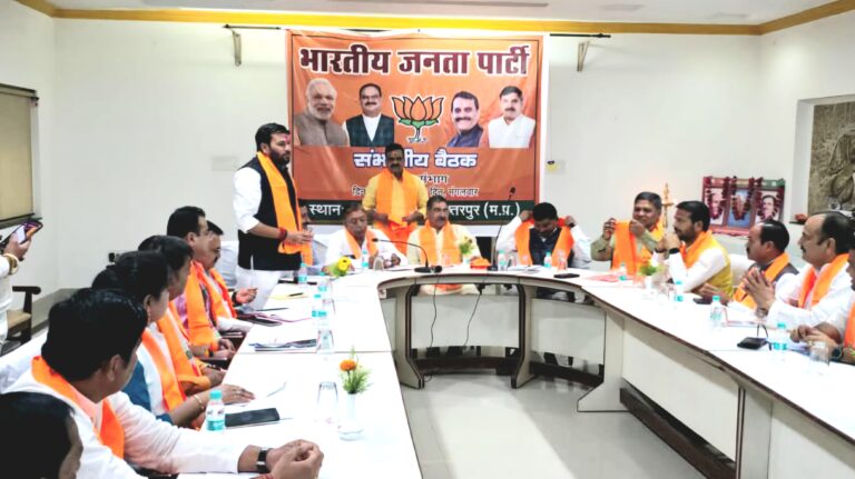 भारतीय जनता पार्टी की संभागीय बैठक खजुराहो में संपन्न संगठन महामंत्री हितानंद शर्मा ने की चर्चा