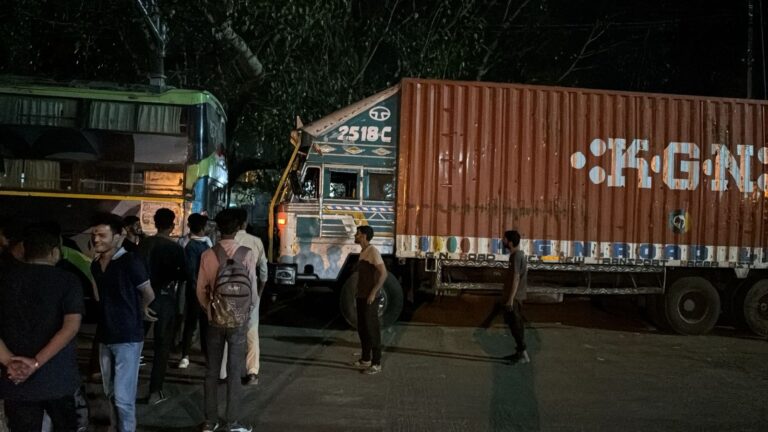 ट्रक में 71 मवेशी के साथ परिवहन करते मिलने पर आरोपी के विरूद्ध की गई कार्यवाही