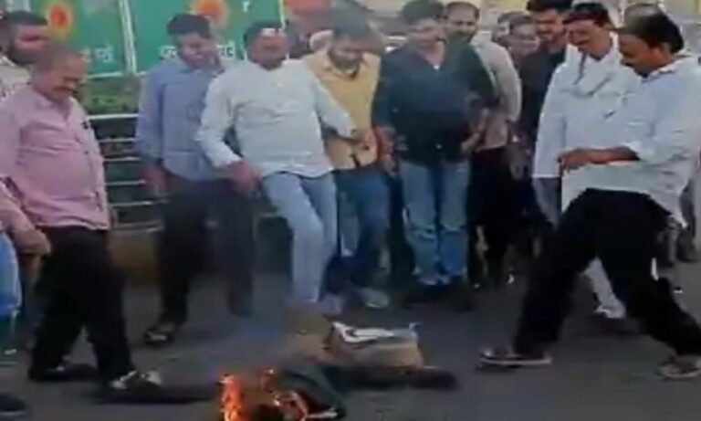 सागर में क्षत्रिय समाज ने सपा सांसद का पुतला फूंका, जमकर की नारेबाजी