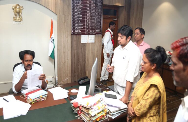 सागर में कलेक्टर ने CM हेल्पलाइन शिकायतकर्ता को खुद सुना किया निराकरण