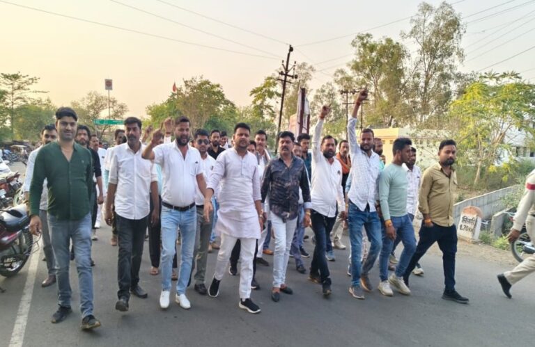 देवरी में करणी सेना और क्षत्रिय समाज ने सपा सांसद सुमन का पुतला दहन किया, जमकर नारेबाजी हुई