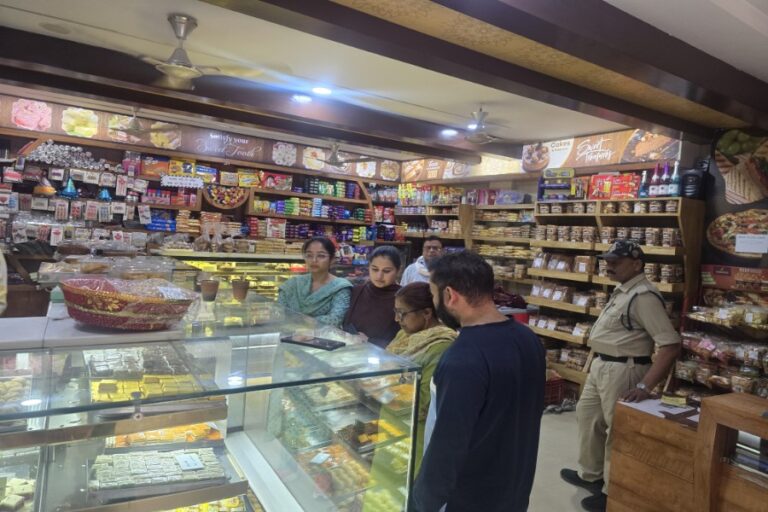 सागर में बेकरी की जांच, ढेरो अनियमितताएं मिली, सैम्पल भरे गए