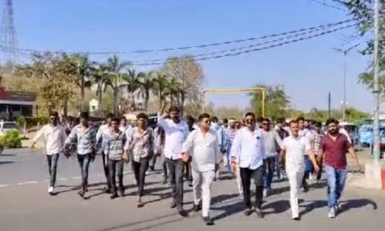 सागर में करणी सेना ने फूंका सपा सांसद का पुतला, जमकर किया विरोध प्रदर्शन