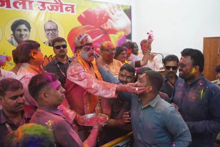 सीएम मोहन यादव ने कार्यकर्ताओं संग मनाई रंगों की होली, गाने गाए और जमकर किया डांस