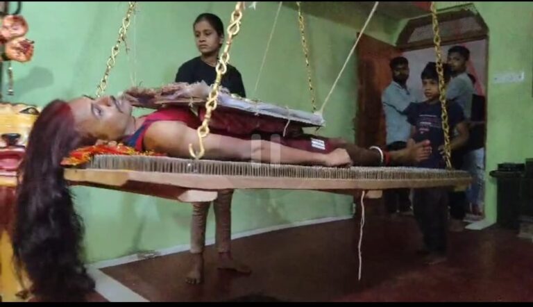 नवरात्रि में अद्भुत भक्ति: कीलों की सैया पर लेटकर कर रहे मां की आराधना