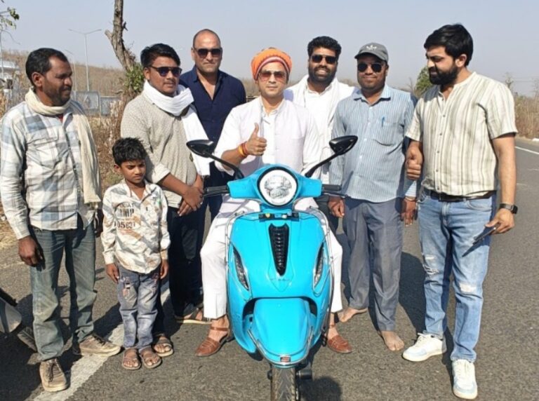 BJP के युवा नेता आकाश राजपूत ने किया बजाज शोरूम का शुभारंभ, ई-स्कूटी से 45 किमी का सफर खुद तय किया