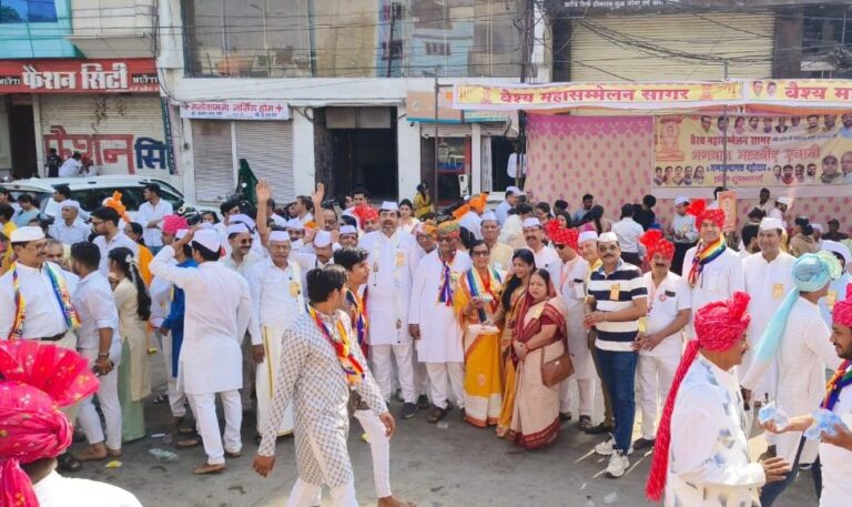 भगवान महावीर जयंती पर वैश्य महासम्मेलन द्वारा शोभायात्रा का स्वागत किया गया