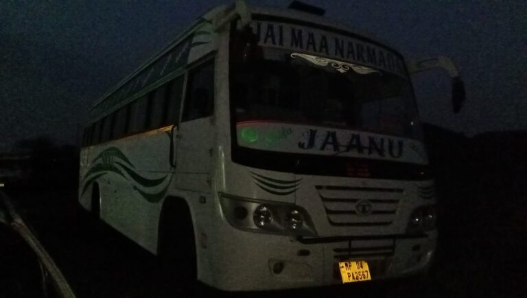 सागर में दर्दनाक हादसा: बस के पिछले पहिए के नीचे आने से हेल्पर की मौत