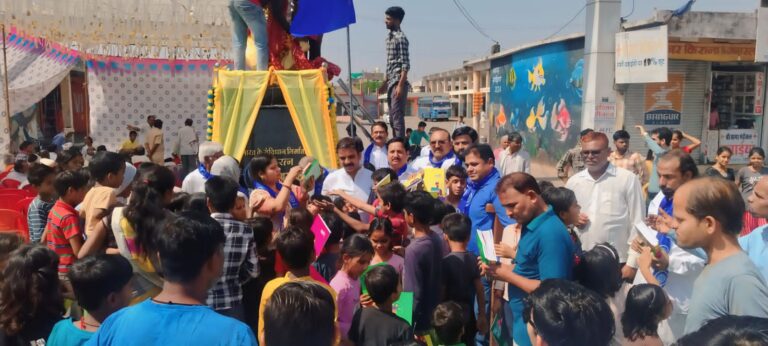 अंबेडकर जयंती पर कांग्रेस ने गरीब- मजदूर वर्ग के बच्चों को पाठ्य सामग्री वितरित की