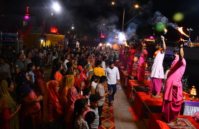 सागर में झील किनारे गंगा आरती में शामिल हुए सैकड़ो श्रद्धालुजन