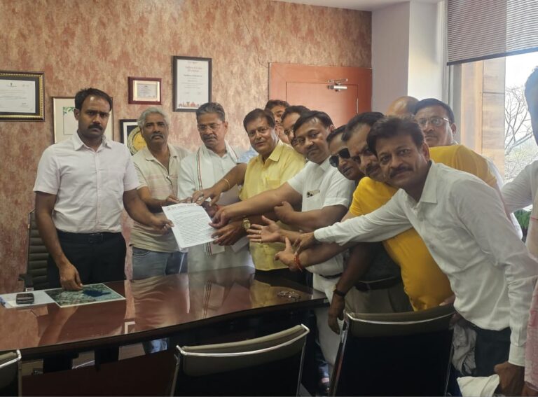 सागर में जैन समाज ने सौपा राष्ट्रपति, मुख्यमंत्री के नाम कलेक्टर को ज्ञापन, मंदिर मामलें का भी मुद्दा गर्माया