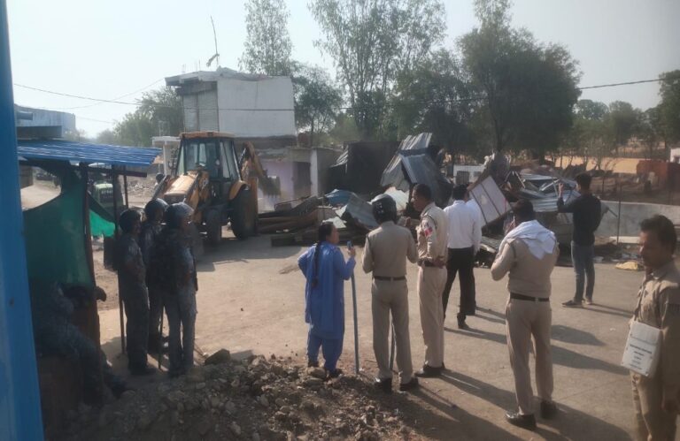 सागर के सानौधा में चला बुलडोजर, लव जिहाद का मामला आया था सामने