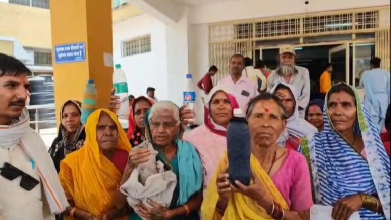महिलाएं हाथों में खाली बॉटल लेकर पहुंची कलेक्टर कार्यालय