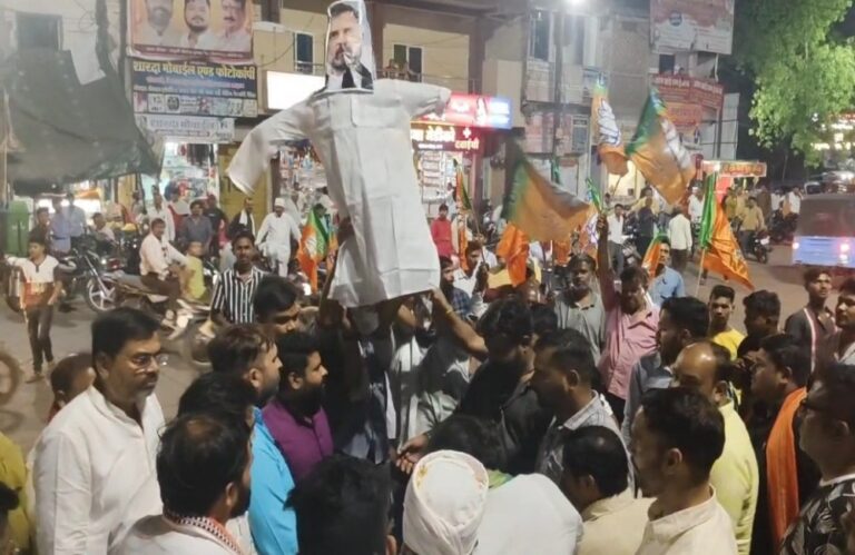 सागर में भारतीय जनता युवा मोर्चा ने राहुल और सोनिया गांधी का पुतला जलाया