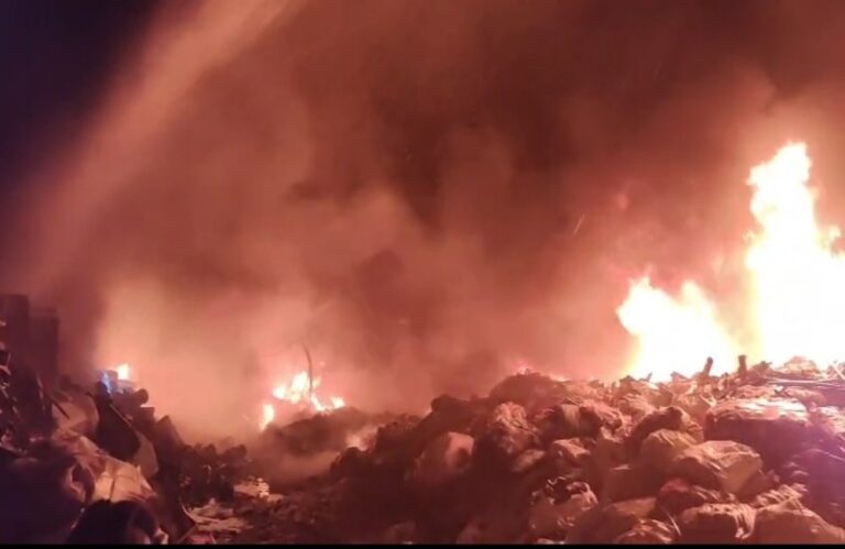 सागर के चनाटोरिया में कबाड़ गोदाम में भीषण आग, सेना समेत जिले की दमकल मौके पर, आग पर काबू