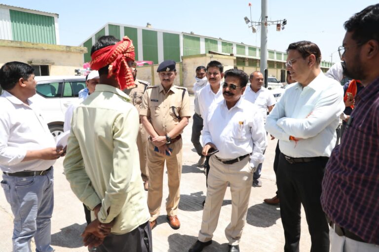 सागर संभागायुक्त डॉ. रावत ने बालगृह का किया औचक निरीक्षण