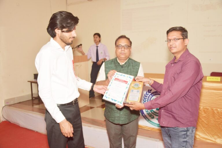 रसायनशास्त्र विभाग के शोध छात्र रूपेश विश्वकर्मा को सर्वश्रेष्ठ ओरल प्रेजेंटेशन सम्मान