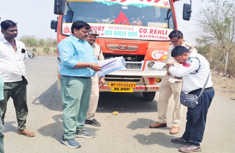 सागर में परिवहन और यातायात पुलिस विभाग की चैकिंग, स्कूल बस जप्त, 9 यात्री बसों पर जुर्माना