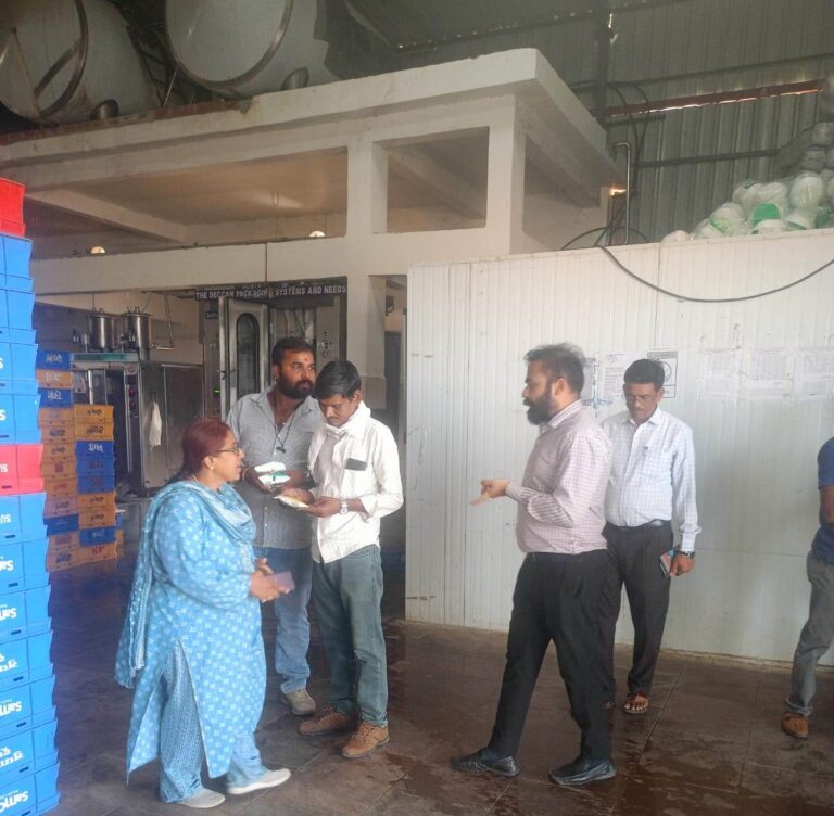 मिलावट से मुक्ति अभियान के तहत कार्यवाही : खाद्य सुरक्षा अधिकारी ने देवश्री दूध प्लांट का किया निरीक्षण