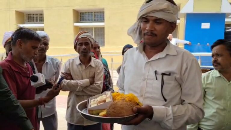 “हे कलेक्टर भगवान, अब तो सुन लो अर्जी हमाई” — पूजा की थाली सजाकर किसान पहुंचा जनसुनवाई में