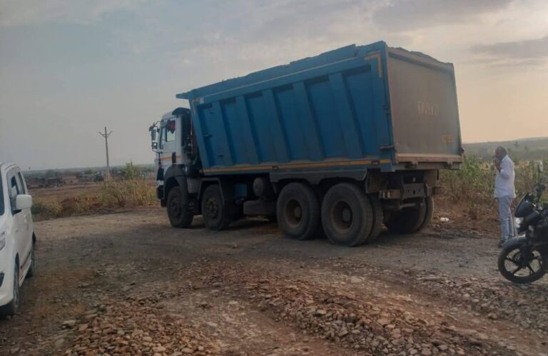 सागर में अवैध परिवहन करने पर दो डंपर को किया गया जप्त