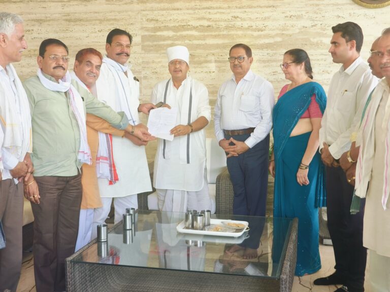 महाराणा प्रताप भवन की मांग को लेकर नगर विधायक को सौंपा ज्ञापन
