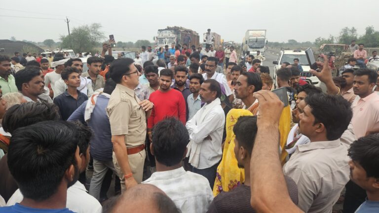 युवक की संदिग्ध मौत पर हंगामा, शव रखकर परिजनों ने किया चक्काजाम, 15 KM तक लगा लंबा जाम