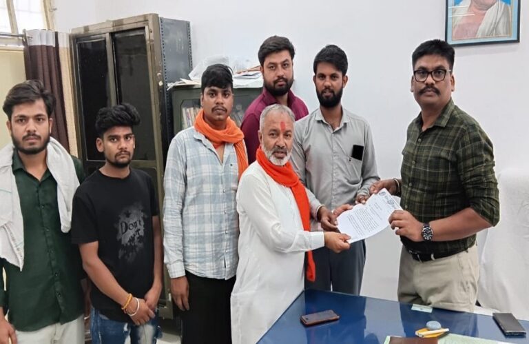 Sagar: जहरीली शराब, दाम पढा कर बिक्री के खिलाफ शिवसेना ने सहायक आबकारी आयुक्त को सौपा ज्ञापन