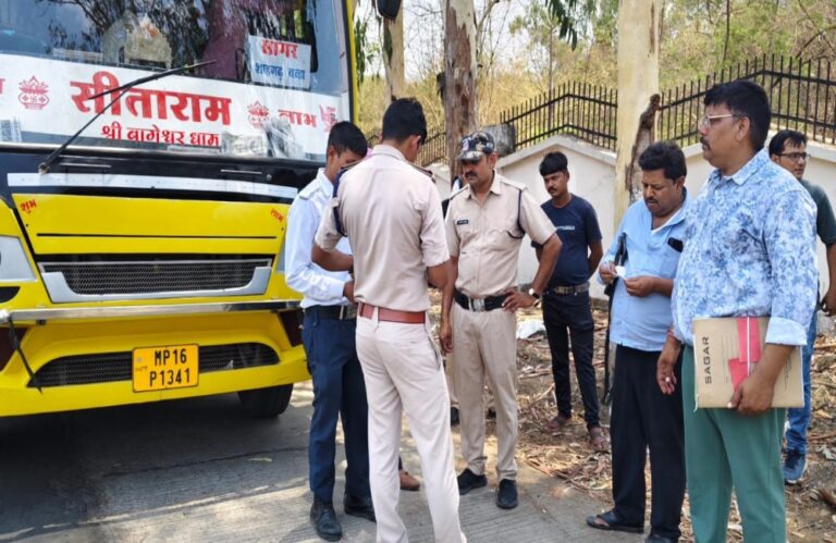 परिवहन विभाग ने यात्री बसों में आपातकालीन द्वार के सामने लगी सीटें हटवाकर जप्त की, 11 यात्री बसों पर ठोका गया जुर्माना