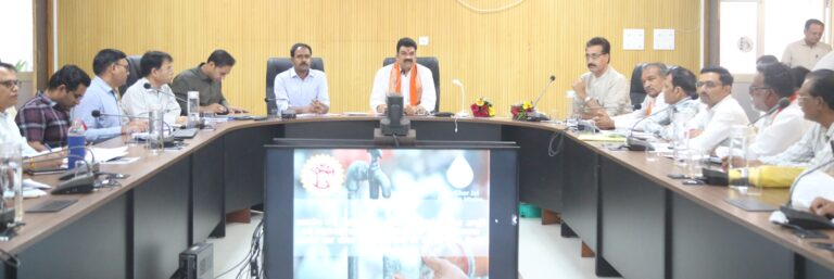 ठेकेदारों को कड़ाई से दिए निर्देश, काम जल्दी न होने पर किया जाएगा ब्लैक लिस्ट