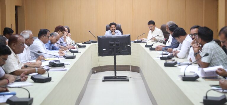 प्रधानमंत्री ग्राम सड़क योजना के कार्य तेजी से पूर्ण कराएँ -कमिश्नर