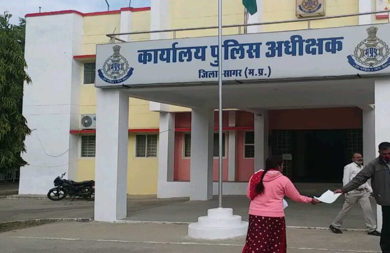 योजनाओं का लाभ दिलाने 80 महिलाओं से दस्तावेज पासबुक लिए, पुलिस में शिकायत