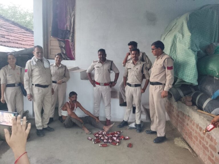 आबकारी दस्ते ने दबिश देकर अवैध मदिरा जब्त की
